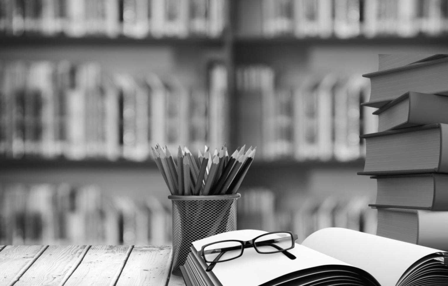 Modernes Büro mit Teamarbeit im Finanzbereich